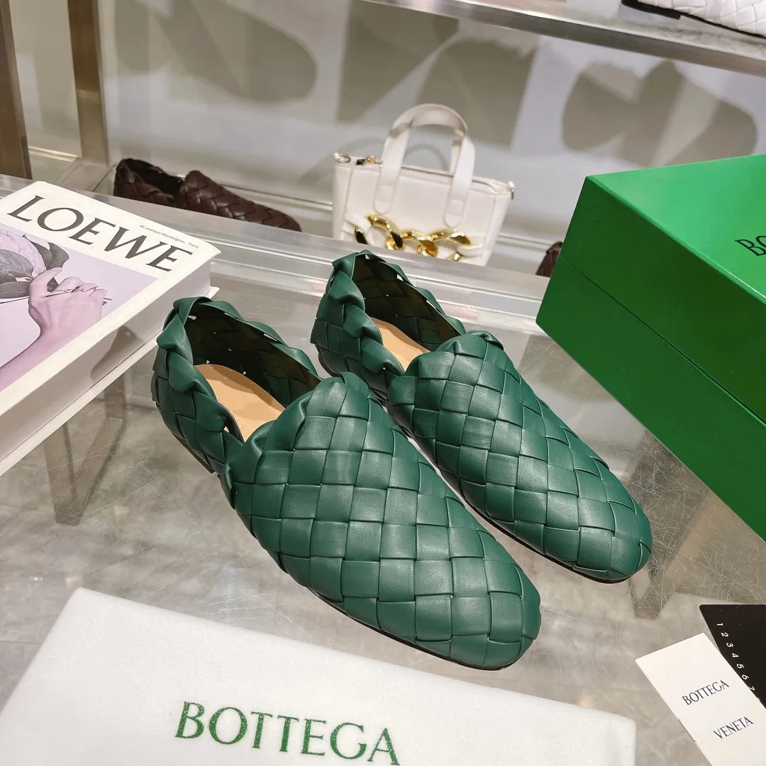 [BV] Top P: 760💰Size for couples: 35-44 (Female 34.40.41. Male 38 45. Custom-made and non-returnable) (Bottega Veneta) Genuine leather outsole classic woven beanie shoes, set of feet and heels for two wears Blessed are the little feet👣👣Comfortable casual shoes that can be worn all year round, made of imported first-layer sheepskin➕fine-quality sheepskin leather, imported sheepskin lining, luxury genuine leather outsole [rose][rose], Bottega Veneta is an Italian luxury brand. Made using traditional Italian leather craftsmanship. .